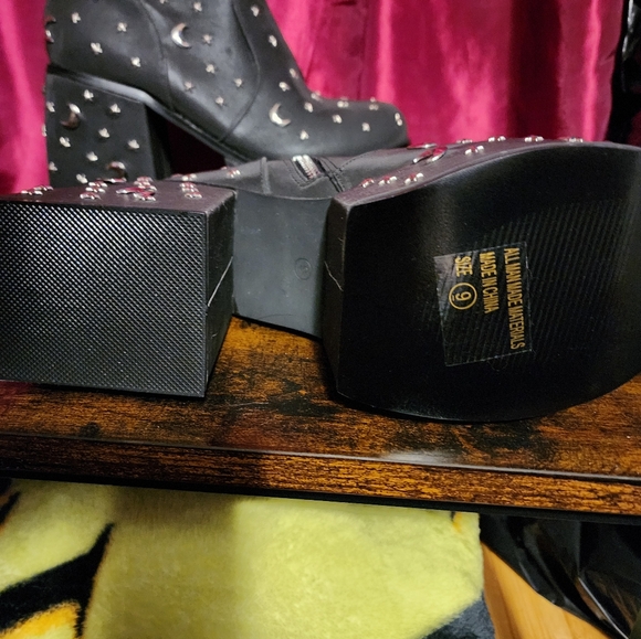 Dolls Kill ankle platform boots size 9 color charcoal gray, photosensitive - Picture 3 of 4